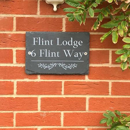 Flint Lodge Peacehaven エクステリア 写真