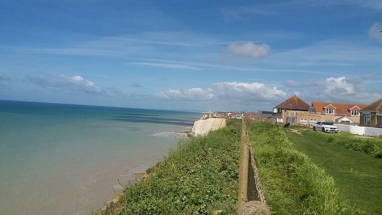 Flint Lodge Peacehaven エクステリア 写真